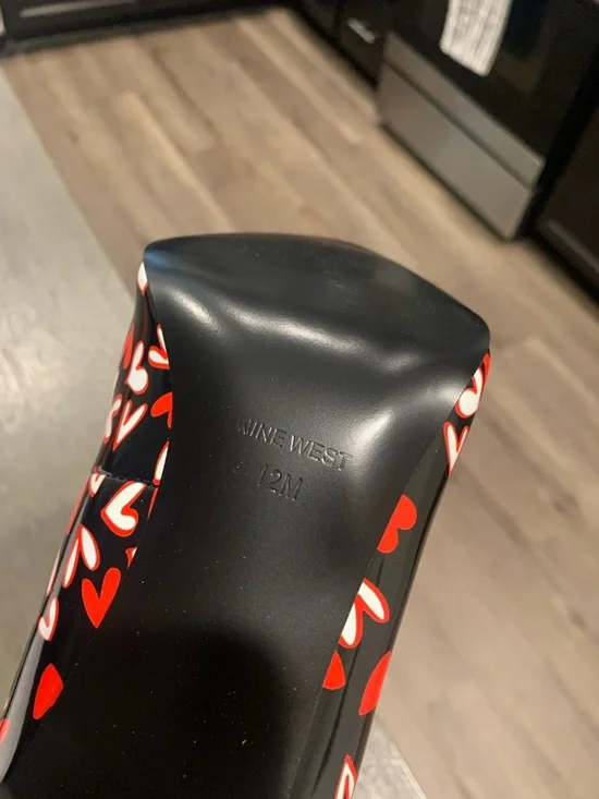 Nine West Black Pumps with Red & White Heart Print - Picture 10 of 13